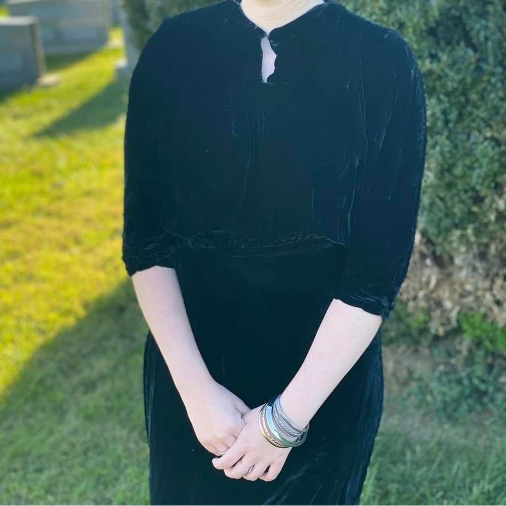 Antique 1930s black velvet dress - Picture 2 of 3